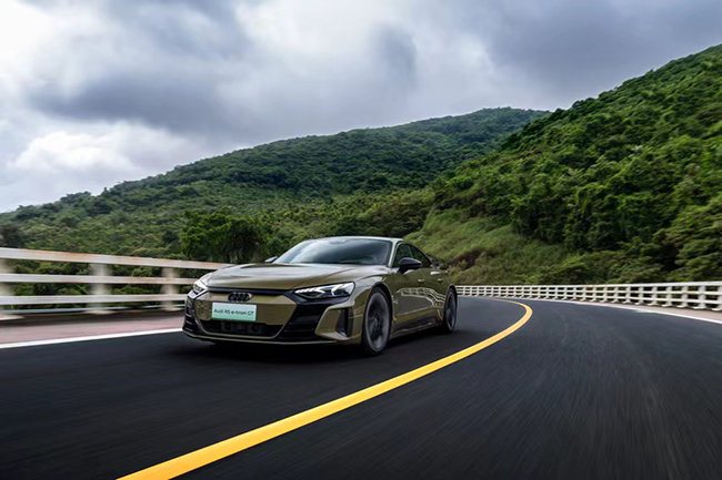 6.逐浪者全方位体验奥迪RS e-tron GT的动力性能.jpeg